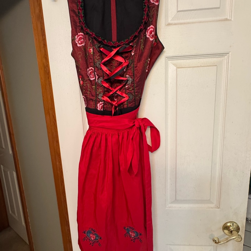 Beautiful drindl dress perfect for any Oktoberfest event! Lisa Landhaus 44